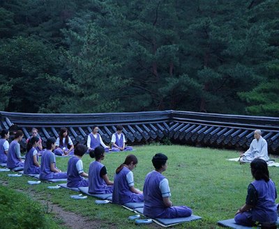 Meditacion en el aire libre durante estancia del templo budista en Corea del sur