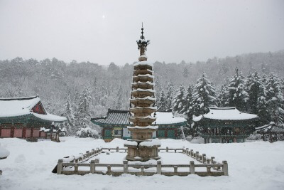 Pagoda de Woljeongsa con nieve